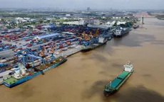 Tấp nập xuất khẩu hàng hóa qua cảng dịp lễ