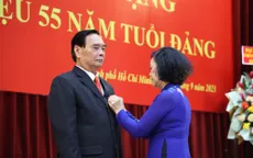 Trao tặng huy hiệu 55 năm tuổi Đảng cho ông Lê Hồng Anh