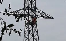 Bạc Liêu: Hai người ngồi vắt vẻo trên trụ điện cao thế chưa rõ nguyên nhân