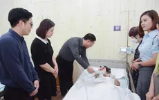 Thăm hỏi học sinh, giáo viên gặp nạn trong vụ cháy chung cư tại Hà Nội