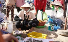 Huy Khánh - Diệp Bảo Ngọc bất lực khi ra chợ bán mực mà không ai mua