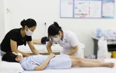 Bé trai 10 tuổi liệt nửa người do vỡ mạch máu não