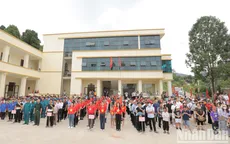 Lễ chào cờ trên đỉnh Suối Giàng