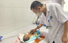 Cứu trẻ sơ sinh bị suy hô hấp, xuất huyết não nặng