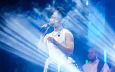 Hàng trăm khán giả dầm mưa nghe Hoàng Dũng hát Nàng thơ