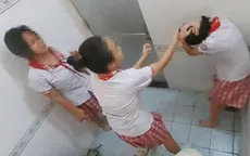 TP Hồ Chí Minh: Nhóm nữ sinh THCS hút thuốc, đánh bạn trong toilet