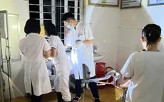 Nghệ An: Bác sĩ vùng núi vượt lũ trong đêm, đỡ đẻ cho sản phụ sinh khó