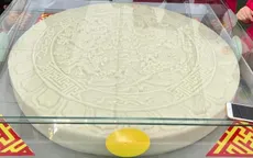 Thích thú với cặp bánh Trung thu lớn nhất Việt Nam