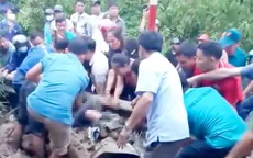 Nghệ An: Giải cứu 2 cô giáo bị sạt lở đất vùi lấp trên đường đi dạy về