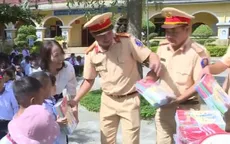 Tiếp sức học sinh miền núi Thừa Thiên - Huế đến trường