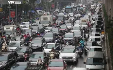 Mưa rét, tắc đường, người Hà Nội nhích từng mét trên đường
