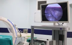 Bé trai suýt phải cắt bỏ tinh hoàn do va chạm khi đá bóng