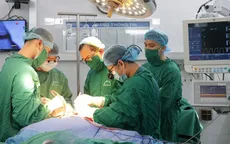 Bé trai bị chó cắn tổn thương vùng mặt nghiêm trọng