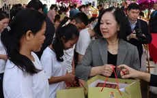 Thường trực Ban Bí thư Trương Thị Mai tặng quà Tết công nhân, người lao động