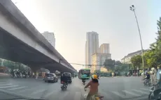 Người phụ nữ lớn tuổi điều khiển xe máy liên tục tạt đầu ô tô