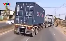 Xe container bất ngờ chuyển hướng, ép người đi xe máy ngã nhào