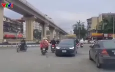 Ô tô đi ngược chiều gây mất an toàn