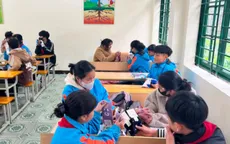 Nam sinh lớp 7 dùng tiền tiết kiệm mua 700 đôi tất tặng các bạn vùng biên giới