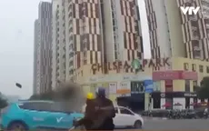 Vượt đèn đỏ, xe máy bị ô tô tông hất văng
