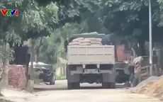 Người dân bức xúc vì bãi tập kết vật liệu trái phép gây ô nhiễm