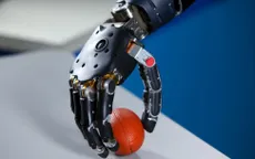 Cánh tay robot giúp người khuyết tật tự sinh hoạt