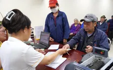 Người dân phấn khởi nhận 2 tháng lương hưu trước Tết Nguyên đán