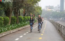 Cận cảnh làn đường đầu tiên dành riêng cho xe đạp mới ra mắt tại Hà Nội