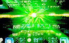 Mỹ cảnh báo vấn nạn chiếu tia laser vào máy bay