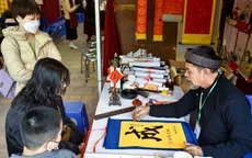 Văn Miếu - Quốc Tử Giám nườm nượp người đến xin chữ đầu năm