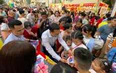 Người dân TP.Hồ Chí Minh háo hức nhận lì xì sách