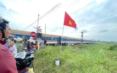 2 người đi xe máy bị tàu hỏa tông khi băng qua đường sắt