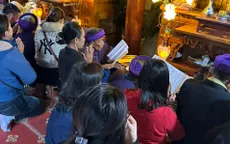 Chen chân gieo quẻ xin xăm tại đền thờ Bà Hải