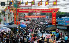 Biển người về chợ Viềng “mua vận may” ở Nam Định