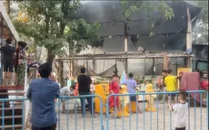 Cháy nhà chơi bóng trong khu vui chơi, cột khói cao hàng chục mét