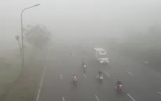 Người đi đường "lạc lối" giữa lớp sương mờ ảo, trắng xóa của Hà Nội