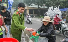 Hà Nội: Công an giúp dân phóng sinh cá chép tại sông Hồng