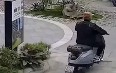Bảo vệ quán cà phê bị khách hành hung vì... đưa vé xe số 49