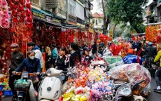 Phố cổ Hà Nội rực rỡ không khí Tết truyền thống