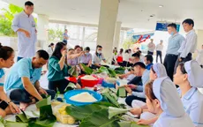 Những y bác sĩ gói hàng trăm chiếc bánh chưng tặng bệnh nhân