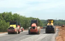 Nhộn nhịp trên công trường cao tốc qua Quảng Bình và Quảng Trị