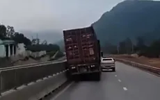 Xe đầu kéo chống đối, đâm vào lực lượng CSGT để bỏ chạy