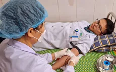 2 nhân viên y tế hiến máu cứu người bệnh