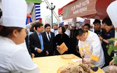 Du khách thích thú trải nghiệm phở 3 miền tại Festival Phở 2024