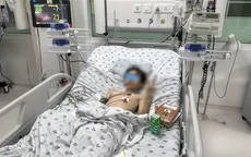 Vấp té khi phụ bố lùa bò về, bé trai bị đàn bò giẫm đạp phải nhập viện