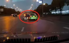 Nhập làn ẩu, xe taxi quệt ngã người đi xe máy