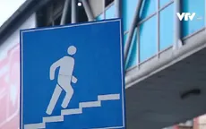 Cầu vượt bộ hành vắng người qua, bị chiếm dụng thành nơi bán hàng