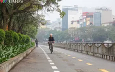 Đường dành riêng cho xe đạp tại Hà Nội vắng người đi
