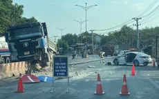 Cột đèn bị xe ben tông đổ rồi đâm xuyên qua xe ô tô con chạy ngược chiều