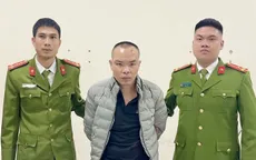 Xông vào trường đại học, dùng dao khống chế nữ sinh viên cướp tài sản