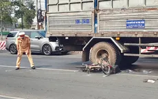 Băng qua đường vào trường, nữ sinh lớp 10 bị xe tải đâm nguy kịch